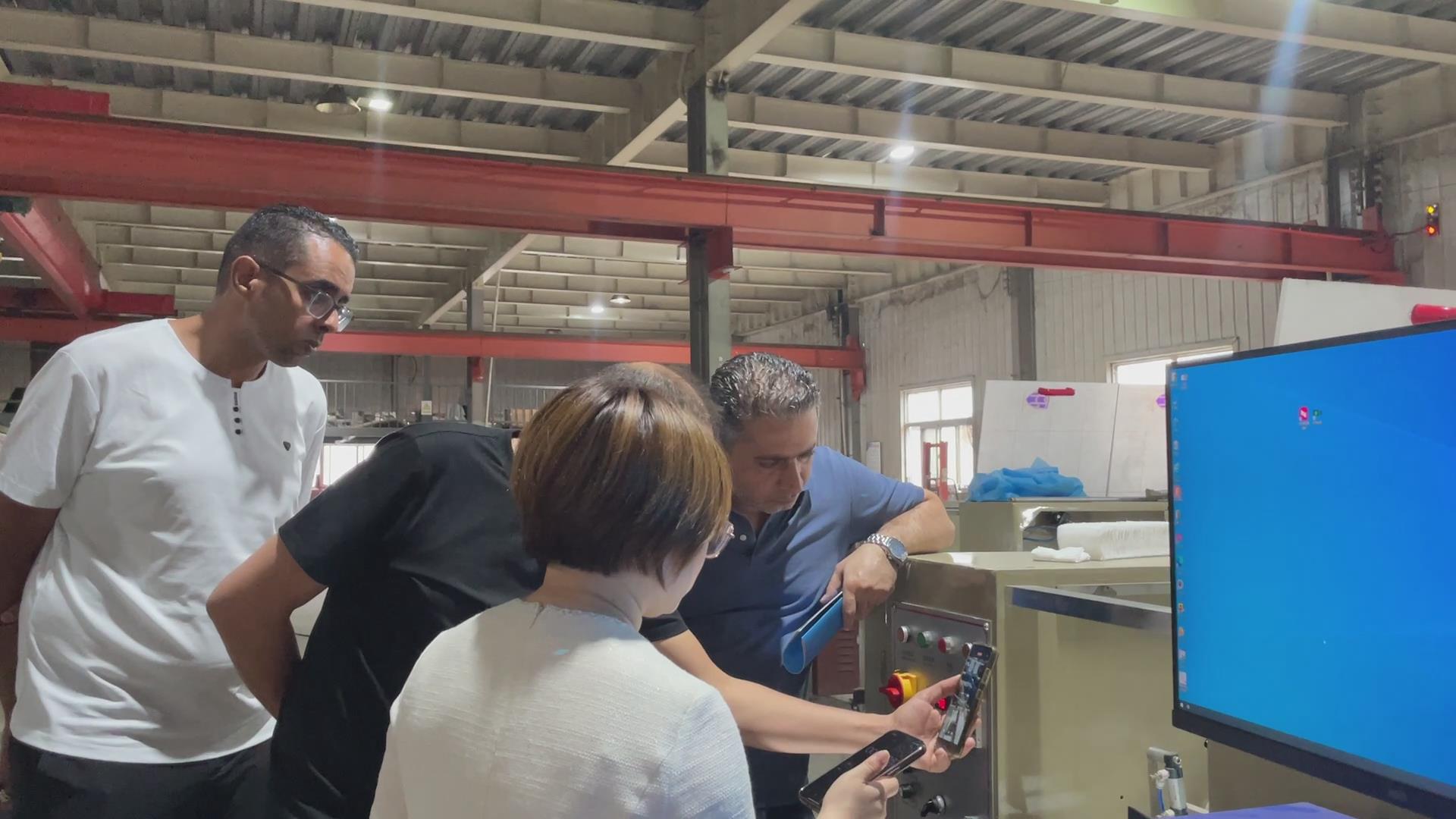 外國(guó)友人試機(jī)視頻