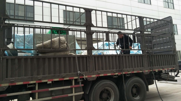 發(fā)往黑龍江的自動抽芯包紙繃帶打卷機、紗布分切機、紗布折疊機